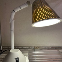 デスクライト(首部分破損あり・点灯ok)の画像