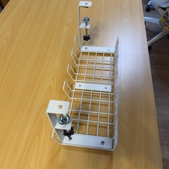 デスク(ケーブル収納ラック付き)の画像