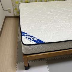 ダブルベッドとマットレスの画像