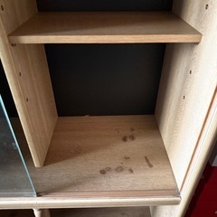 木目調キャビネット / ガラス扉・引き出し4杯付き 収納棚の画像