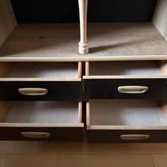 木目調キャビネット / ガラス扉・引き出し4杯付き 収納棚の画像