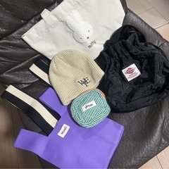 洋服、バッグなどの画像