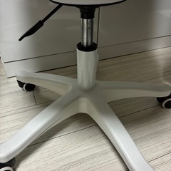 デスクチェア（ホワイト・昇降機能付き）座面クッション使用推奨の画像