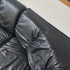 スナックにあるようなテーブルとソファーの画像