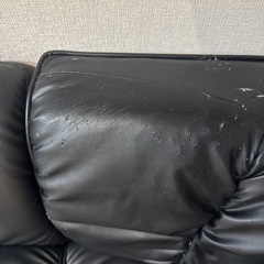 スナックにあるようなテーブルとソファーの画像