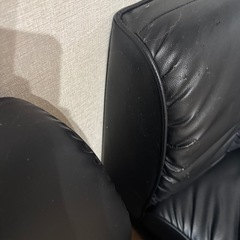 スナックにあるようなテーブルとソファーの画像