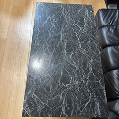 スナックにあるようなテーブルとソファーの画像