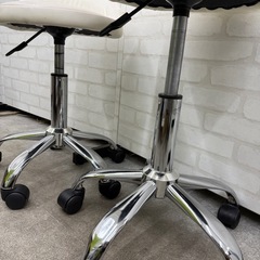 丸椅子、キャスター付き、昇降式、背もたれ付きの画像