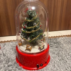 サンタがまわる雪ふるクリスマスツリー コンセント式の画像