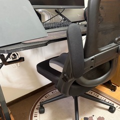 パソコンデスクと椅子の画像