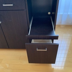 木目調ブラウンのキッチン収納キャビネットの画像