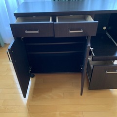 木目調ブラウンのキッチン収納キャビネットの画像