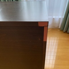 木目調ブラウンのキッチン収納キャビネットの画像