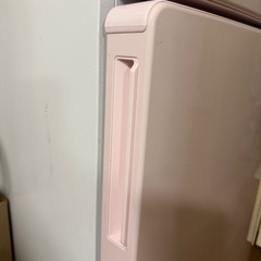 ピンク冷蔵庫Haierの画像