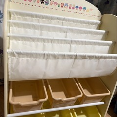 サンリオキャラクターズ おもちゃとえほんの収納ラックの画像