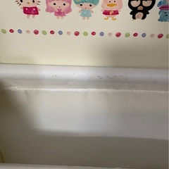 サンリオキャラクターズ おもちゃとえほんの収納ラックの画像