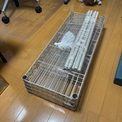 ジグソーパズルとメタルラックの画像