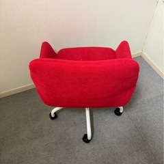 赤いチェアの画像