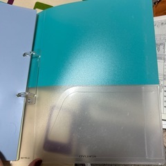 二穴バインダーと付箋、ペンの画像