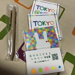 二穴バインダーと付箋、ペンの画像