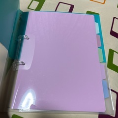 二穴バインダーと付箋、ペンの画像