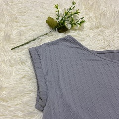 グレー　ストライプトップス　オフィスカジュアルの画像