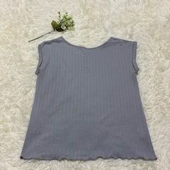 グレー　ストライプトップス　オフィスカジュアルの画像