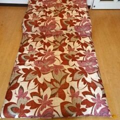 278 敷布団（赤花模様）の画像
