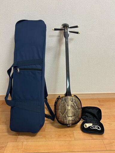 【取引終了】【本革・美品】沖縄三線セット（ツメ・予備弦・ケース付）大切に弾いてくださる方へ