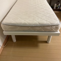 セミシングルベッドとマットの画像