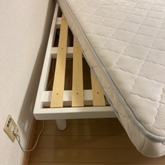 セミシングルベッドとマットの画像