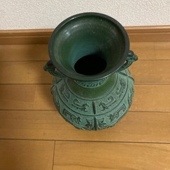 金属製花瓶の画像