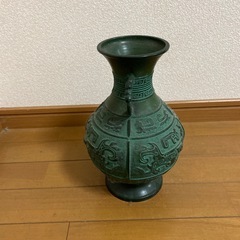 金属製花瓶の画像