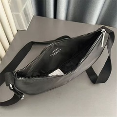 【未使用に近い】LANCÔME ノベルティ ブラック ショルダーバッグ クロスボディ  スタイリッシュな半月型デザインで、コーデのアクセントに最適！軽量ナイロン素材で通勤・お出かけに大活躍します✨の画像