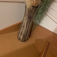 陶器花瓶（高さ約40cm）と  パンパスグラス　ドライフラワー２本（約110cm）の画像