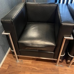 高級感のある一人掛けソファーの画像