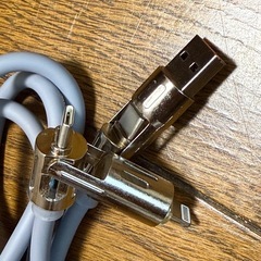 多機能な4in1急速充電ケーブル、USBタイプCとライトニング対応。　の画像