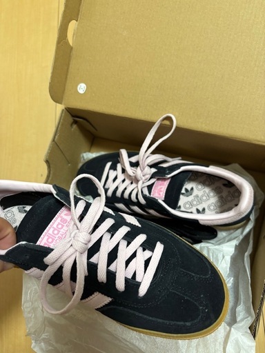adidasスニーカー
