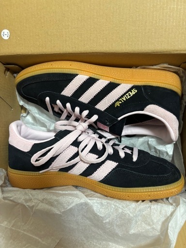 adidasスニーカー
