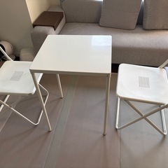 【無料/0円】白のシンプルテーブル＆折りたたみ椅子2脚セット（無人引渡し)の画像