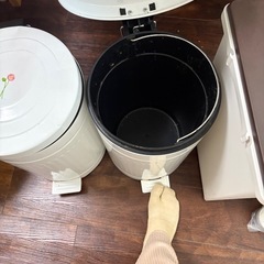 蓋付きゴミ箱の画像