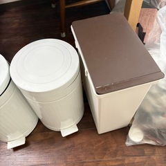 蓋付きゴミ箱の画像