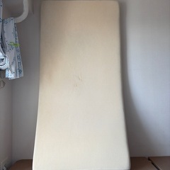 シングルベッドとマットレスの画像