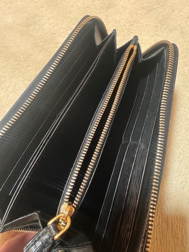 PRADA長財布ファスナーナイロン三角マーク　トライアングル