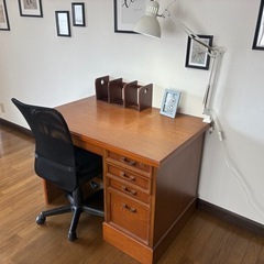 【土日のみ】
机、椅子、デスクライト、本棚、写真立てのセットの画像