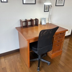 【土日のみ】
机、椅子、デスクライト、本棚、写真立てのセットの画像