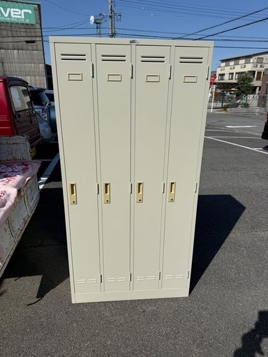 商談中　　　　 4人用ロッカー　鍵付き　ライオン　幅90 奥51 高さ179cm