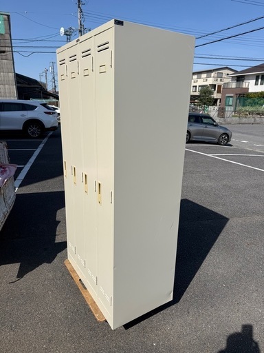 商談中　　　　 4人用ロッカー　鍵付き　ライオン　幅90 奥51 高さ179cm