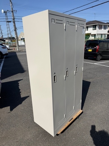 コクヨ　3人用ロッカー　鍵付き 　幅90 奥51 高さ179cm