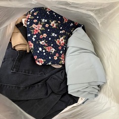 大量レディース服の画像